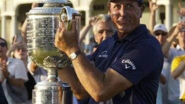 Ageless Wonder Mickelson Wins PGA to Be Oldest Major Champ